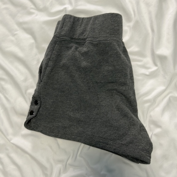 Grey sweatshorts - Picture 2 of 2